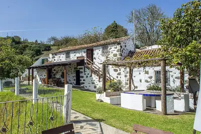 Image de Maison de vacances 'Casa Rural El Majano' avec vue sur les montagnes, piscine privée et Wi-Fi.