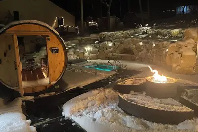 Image de Riverview Respite plus the Hideaway - Sauna and Hot Tub!