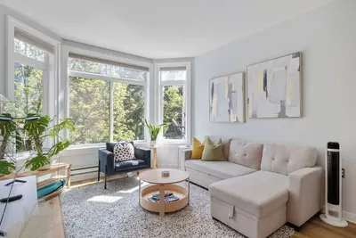 Image de Charming 1 Bedroom Condo with Parking & Pool!