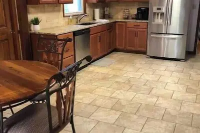 Image de Spacious family home in a beautiful Tulsa Brookside neighborhood.