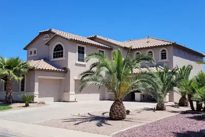 Image de Large Beautiful Golf Course Home with Backyard Oasis!