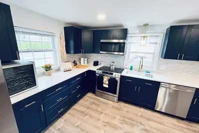 Image de Spacious & newly renovated 4-bedroom house near the park in wonderful Cranston!