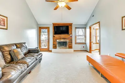 Image de 2 Mi to Unc at Charlotte: Home w/ Deck & Yard!