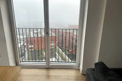 Image de Vue sur la ville avec les commodités locales autour de vous