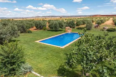 Image de Maison de garde avec spa et piscine partagée