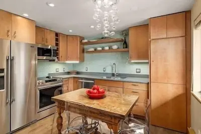 Image de 2 Bedroom Condo, by City Market and Gondola