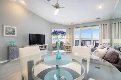 Image de Beachside 323 Waterfront Condo on East Grand Traverse Bay