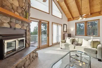 Image de Spacious 4 Bedroom Retreat Near Lake Tahoe- Comfort and Views!