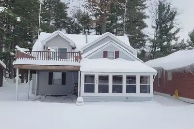 Image de New! The Bear Lake Hideaway - Very Cute & Cozy! Large and Gorgeous En Suite Upper Bedroom!