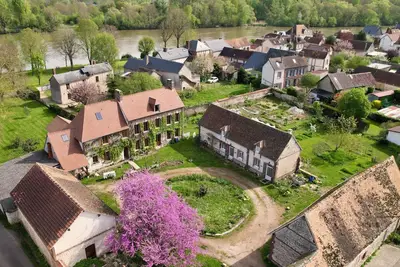 Image de Les Jardins de Félicie. Les Hirondelles. En bord de Seine et du lac.