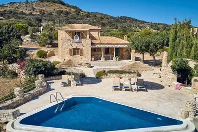 Villa Cristallo with Infinity Pool, Bbq & Sea Views