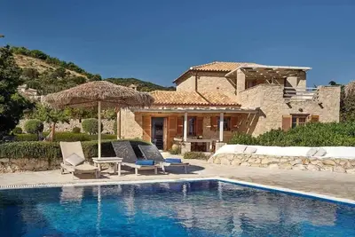Viola Villa with Infinity Pool, Bbq & Sea View
