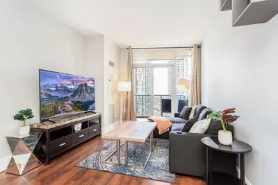 Image de Executive 2br/2ba Condo+Lakeview- Steps from Sq1