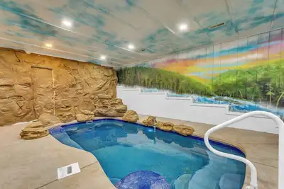 Image de 6 bedroom 6 bathroom with indoor pool and theater room