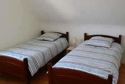 Image de maison quartier calme 2 à 8 personnes. 4 chambres, 400m de la mer et du golf