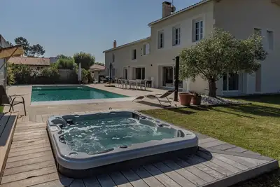 Image de Villa Eivissa : le luxe sur la route des Châteaux 🍇🏡