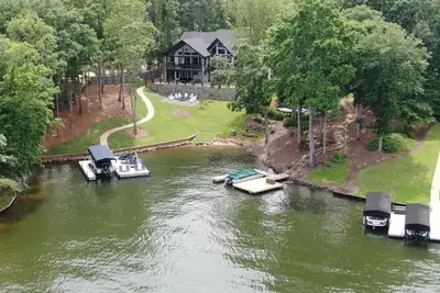 Image de Modern Magnolia: Stunning New 5br Lakefront w/ Top Amenities! Sleeps 14