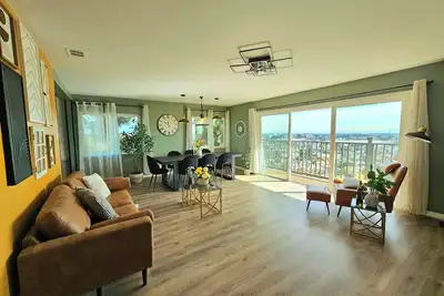 Image de Ideally located, easy access, & stunning city views! with king size bed.