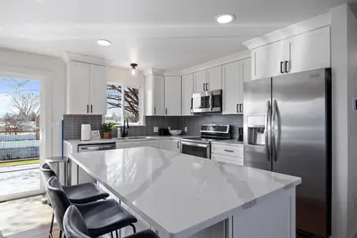 Image de 2 Living Spaces, Close to Hapo Center, Airport, River, and Park