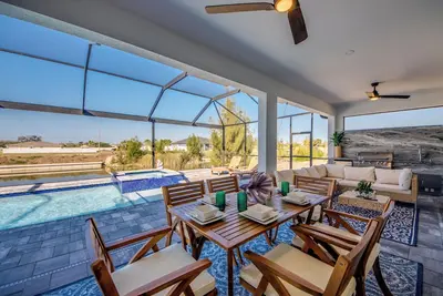 Image de Awesome 4 Br/ 3 bath waterfront villa w. heated pool, hot tub, kayaks, fishing poles, bikes