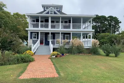 Image de Harbor Master-Waterfront 3 bedroom home with endless pool pickleball fenced yard