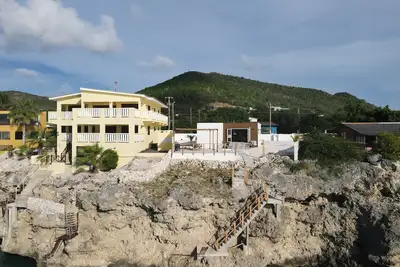 Image de Luxury Oceanfront Retreat with Panoramic Views and Modern Comforts