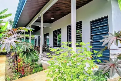 Image de Duplex Sleeps 6 w/ WiFi and Ac--5 Mins Drive to Dominical Beach-30 Mins to Uvita