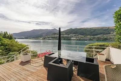 Image de Lakefront Serenity - Queenstown Holiday Home