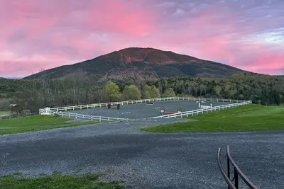 Image de Antique farmhouse with spectacular mountain view in a bucolic setting.