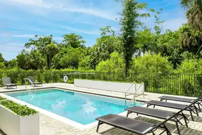 Image de “Casa Mirror” 2 Villas, 6 Beds/4 Bath, Heated Pool, 10 minutes to Downtown/Beach