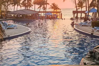 Image de Tranquil 2-bedroom Penthouse with 2 Ocean View terraces, WiFi, Ac in Roatan