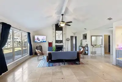 Image de Stylish 3br Near Q2 | Fire Pit Yard Games + Grill