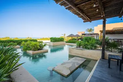 Image de Contemporary beachfront apartment with pool, gym, ocean views, and balcony space