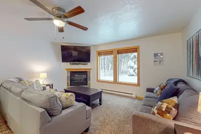Image de Cozy condo with fireplace, WiFi, close to Payette Lake and downtown McCall
