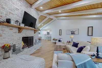 Image de Updated contemporary home with multiple decks, fireplace, golf nearby