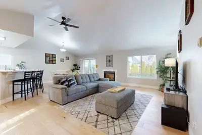 Image de Family-friendly home in a quiet cul de sac with enclosed yard, patio, WiFi