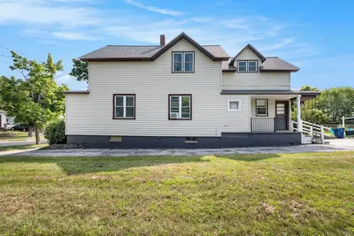 Pet Friendly 3 Bed house close to everything!
