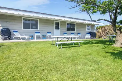 Image de Stunning Cottage #7 Across From The Beach!