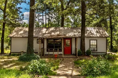 Image de Pet-friendly campground cabin retreat w\/ shared pool, firepit, lake access