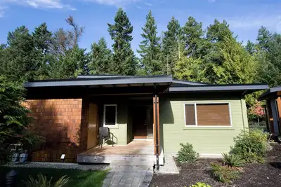 Image de 3-Bedroom West Coast Style Beach Home at Rathtrevor Beach!