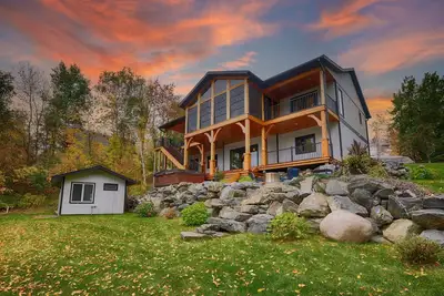 Image de Stunning Lakefront Retreat with Hot Tub & Fishing Paradise