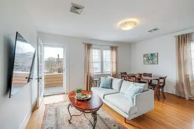 Image de < 3 Mi to Dtwn Roanoke: Inviting Unit w/ Balcony