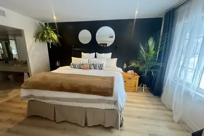 Image de Luxurious King Bed Jacuzzi Condo–Pool, Gym, Sauna