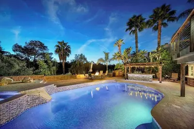 Image de Serene hillside oasis with pool, spa, & Bbq - 20 min to beach