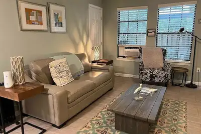 Image de Charming Bungalow with Ac and WiFi in lovely Pensacola.