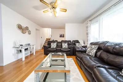 Image de Welcome to our family-friendly home, where comfort and convenience come together