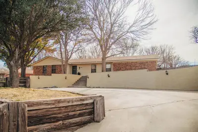 Image de Charming 3-bedroom house with privacy fence backyard in quaint Canyon.