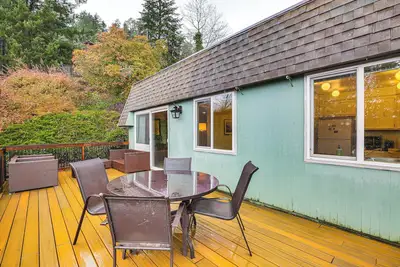 Image de 2 Mi to University of Oregon: Pet-Friendly Abode