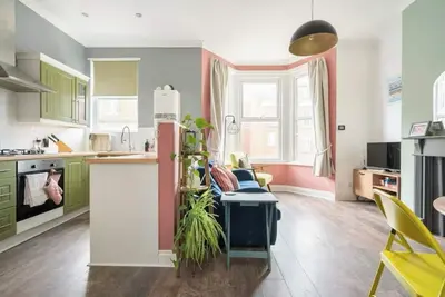 Image de Cosy apartment within a 1 min walk to the beach!