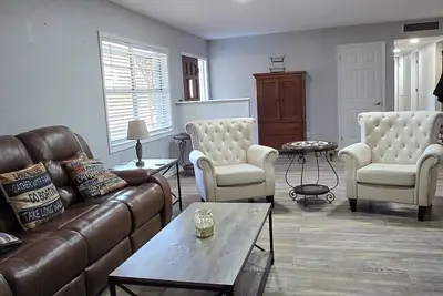 Image de Lake Community, Equestrian, Screen Patio, fishing, boating, sleeps 6, game room.